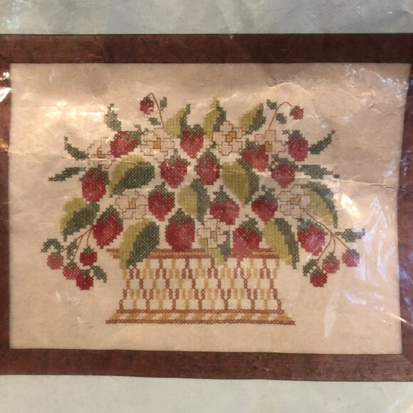 Country Stitching Strawberry Basket Cross Stitch Kit Fiber Craft - Picture 1 of 5